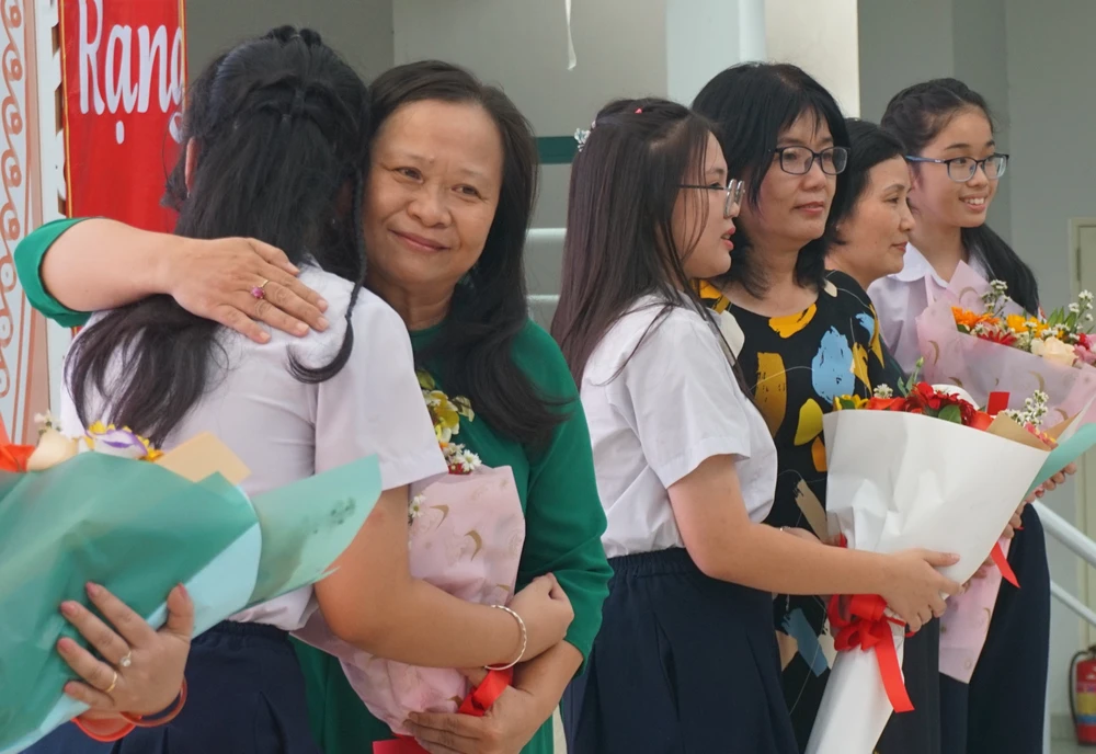 Một cái ôm thật chặt giữa cô và trò trước kỳ thi quan trọng. Ảnh: NGUYỄN QUYÊN