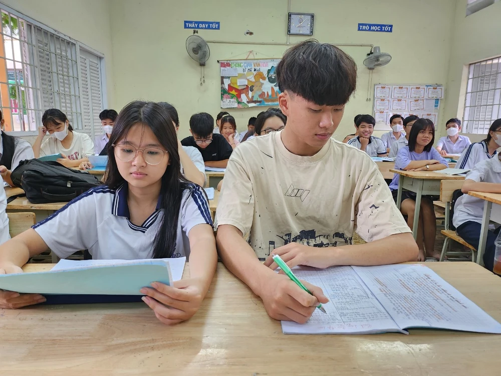 Học sinh Trường THCS Trần Quang Khải, quận 12 trong buổi học sáng nay. Ảnh: NGUYỄN QUYÊN