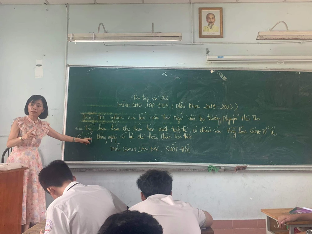 Bài tập về nhà của GV gây xúc động cho HS trong buổi học cuối. Ảnh: HSCC