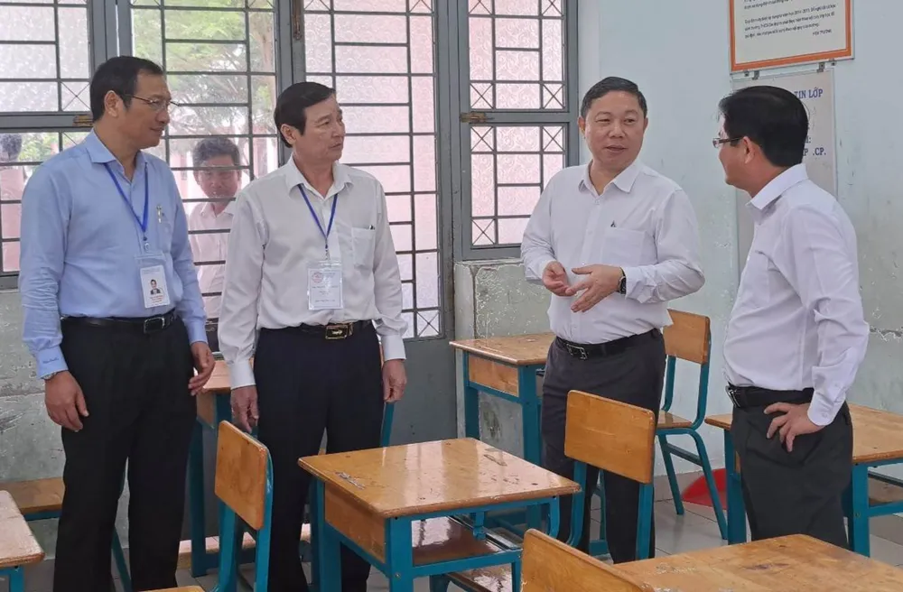 Phó Chủ tịch UBND TP.HCM Dương Anh Đức (thứ 2 từ phải qua) kiểm tra công tác tổ chức kỳ thi tuyển sinh vào lớp 10 tại Cần Giờ. Ảnh: PN