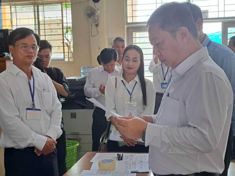 Phó Chủ tịch UBND TP.HCM Dương Anh Đức đánh giá cao công tác chuẩn bị cho kỳ thi của lãnh đạo huyện Cần Giờ. Ảnh: PN.