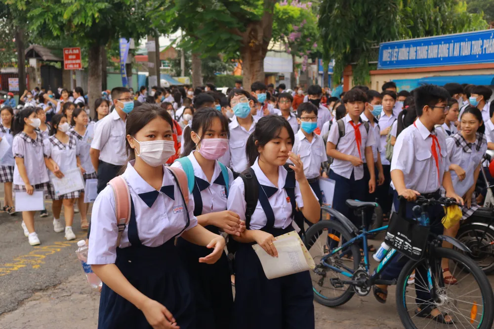 Đa phần các em đều cảm thấy khó lo lắng trước kỳ thi quan trọng vào ngày mai. Ảnh: VÕ THƠ