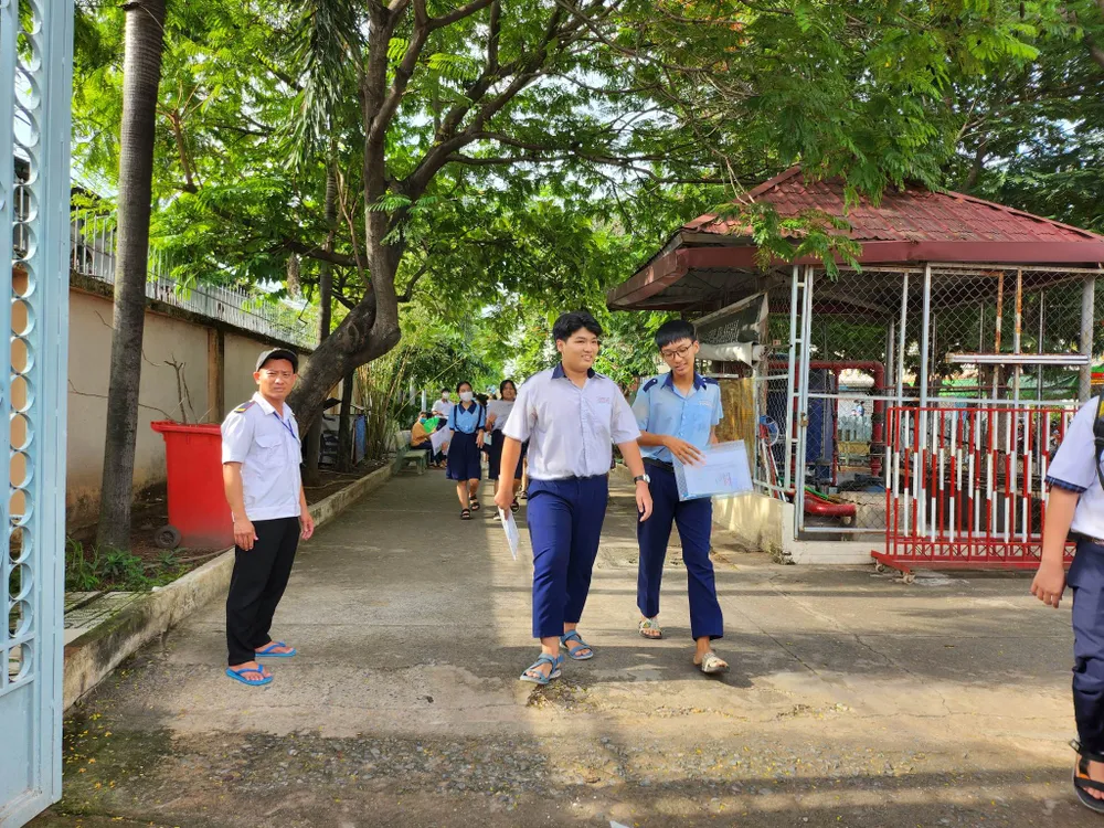 Thí sinh vui vẻ rời phòng thi tại điểm thi THCS Nguyễn Trãi, quận Gò Vấp. Ảnh: NGUYỄN QUYÊN