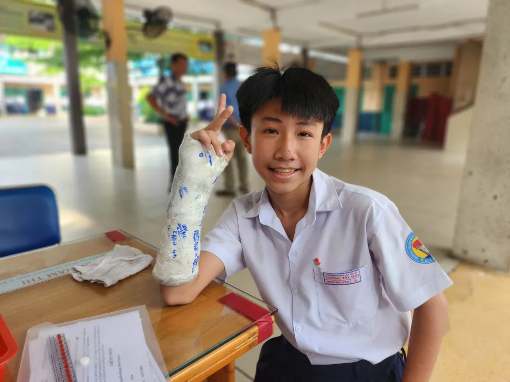 Trên cánh tay bị bó bột, các bạn học cùng lớp đã cùng nhau ký tặng, gửi lời chúc Minh Nguyên sẽ hoàn thành thật tốt kỳ thi. Ảnh: NGUYỄN QUYÊN Trên cánh tay bị bó bột, các bạn học cùng lớp đã cùng nhau ký tặng, gửi lời chúc Minh Nguyên sẽ hoàn thành thật tốt kỳ thi. Ảnh: NGUYỄN QUYÊN