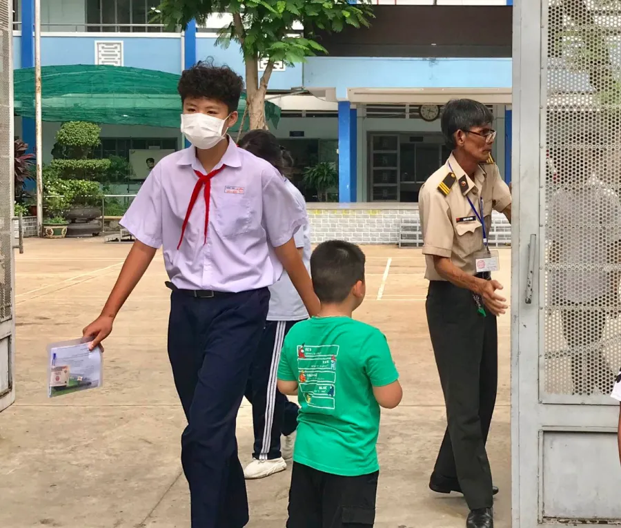 Cao Thiên Hùng là thí sinh đầu tiên rời khỏi điểm thi. Em khá tự tin với bài làm của mình. Ảnh: TRẦN MINH