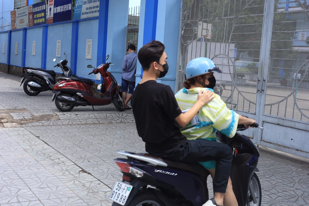 Thí sinh đi trễ, vội vàng chạy vào điểm thi. Ảnh: TRẦN MINH