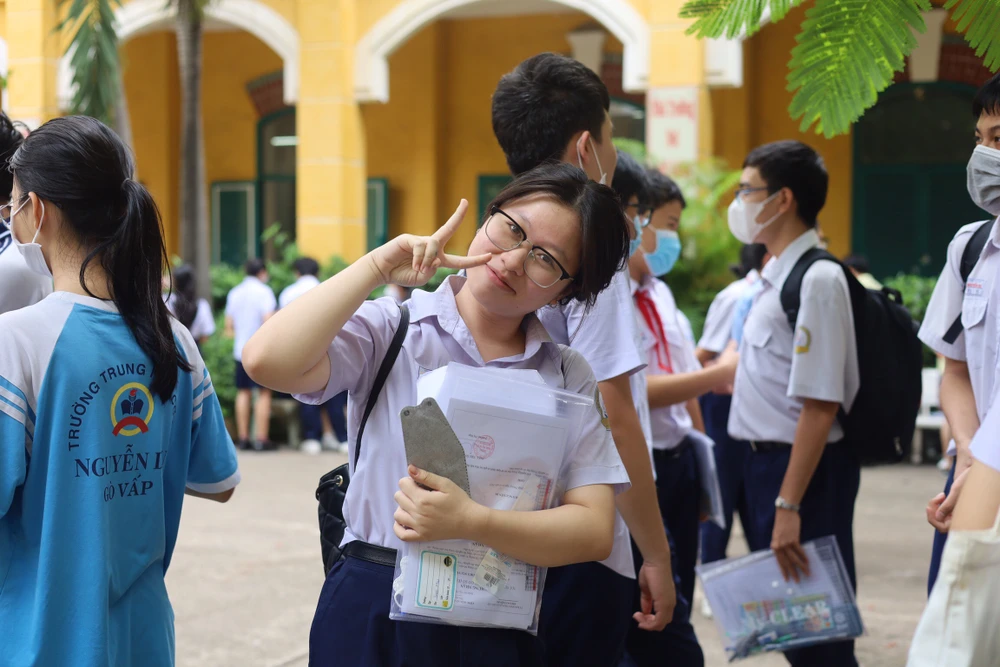 Thí sinh Trịnh Ngọc Sao Mai khá tự tin trước khi bước vào bài thi môn chuyên. Ảnh: TRẦN MINH