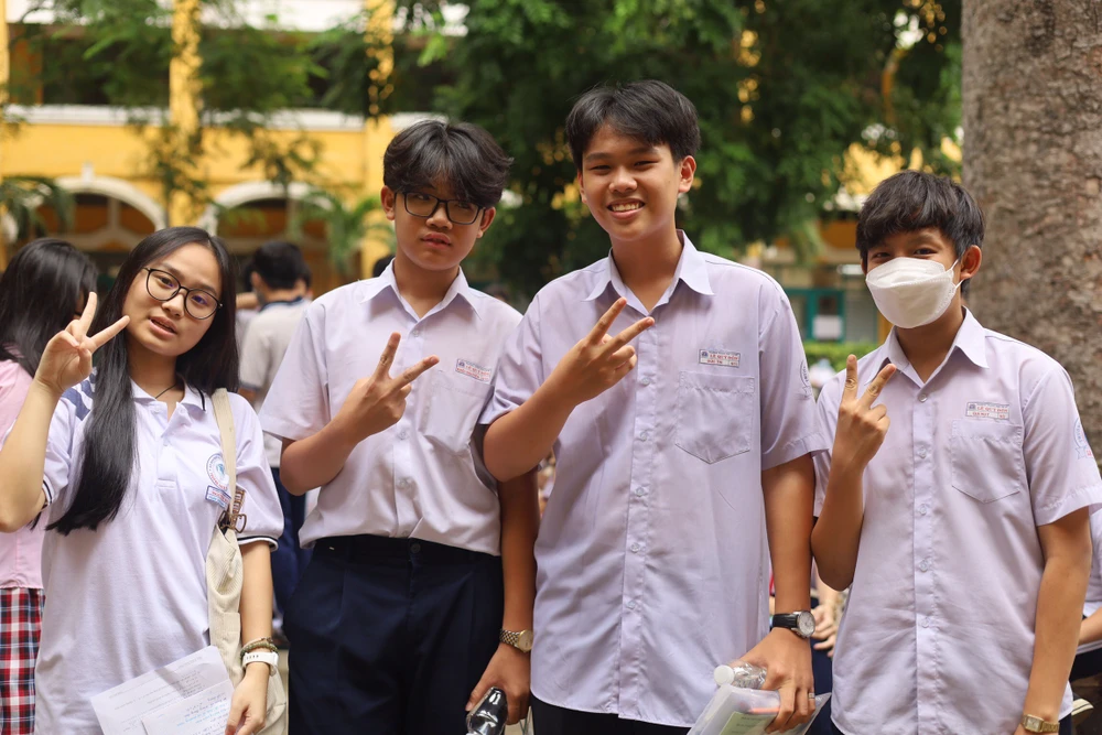 Thí sinh Nguyễn Đức Trí (thứ ba từ trái qua) tươi cười rạng rỡ trước giờ thi chiều 7-6. Ảnh: TRẦN MINH