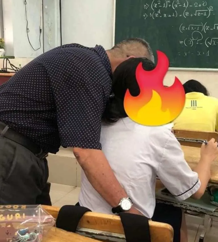 Bức ảnh cho thấy thầy giáo có cử chỉ &quot;thân thiết quá mức&quot; với học sinh. Ảnh: Trang Tôi là dân Sài Gòn