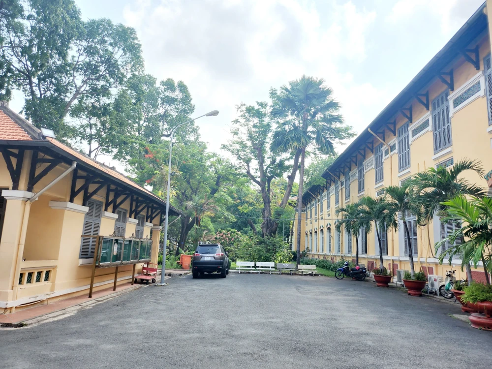 Trường THPT Nguyễn Thị Minh Khai được xây dựng từ 6-11-1913. Đến tháng 11 năm 2023, trường sẽ tròn 110 tuổi. Màu vàng cổ kính với những hàng cổ thụ tươi tốt, cao vút bao quanh là điểm nhấn đặc biệt của ngôi trường này.