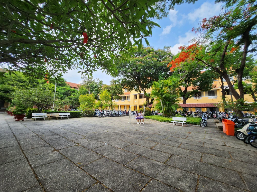 Hiểu được tâm lý của học trò, trường bố trí rất nhiều ghế đá và xích đu xung quanh trường.