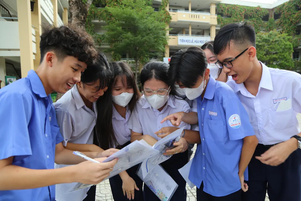 Thí sinh tham dự kỳ thi tuyển sinh vào lớp 10 tại TP.HCM. Ảnh: TRƯỜNG GIANG