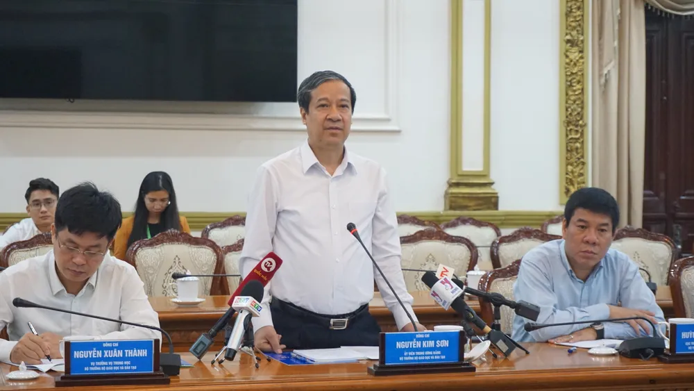 Bộ trưởng Bộ GD&amp;ĐT Nguyễn Kim Sơn phát biểu tại buổi làm việc với UBND TP.HCM vào sáng ngày 13-6. Ảnh: NGUYỄN QUYÊN