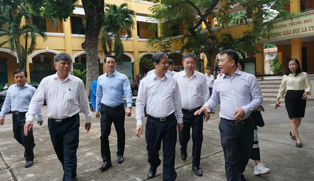 Bộ trưởng Bộ GD&amp;ĐT Nguyễn Kim Sơn (thứ 4 từ phải qua) cùng đoàn công tác khảo sát điểm thi tốt nghiệp tại Trường THPT Trưng Vương (quận 1, TP.HCM). Ảnh: NGUYỄN QUYÊN