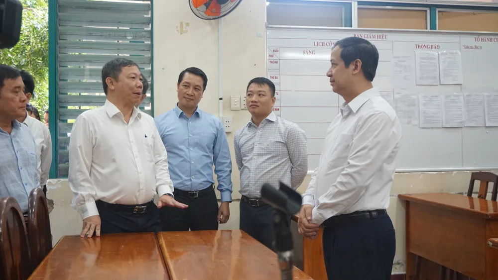 Phó Chủ tịch UBND TP.HCM Dương Anh Đức (thứ 2 trái qua) trao đổi với Bộ trưởng Bộ GD&amp;ĐT Nguyễn Kim Sơn (bìa phải). Ảnh: NGUYỄN QUYÊN