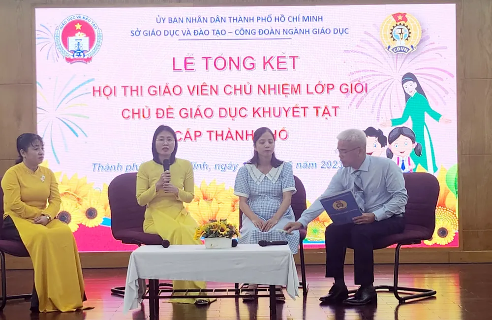 Tại lễ tổng kết sáng nay, Sở GD&amp;ĐT có tổ chức toạ đàm để các giáo viên chia sẻ những thuận lợi cũng như khó khăn trong quá trình dạy dỗ các em khuyết tật. Ảnh: NGUYỄN QUYÊN