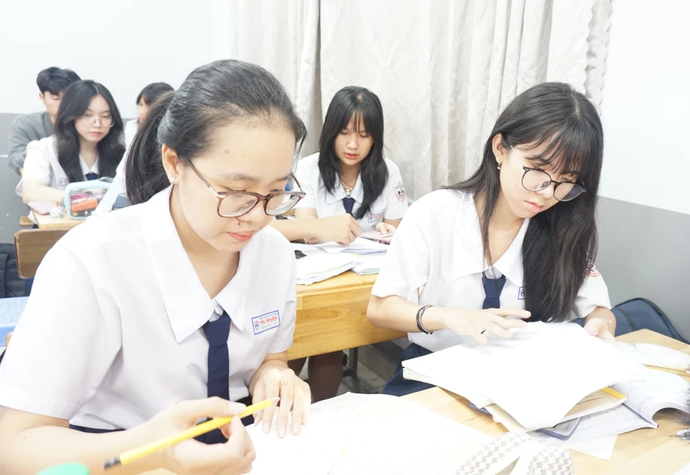Học sinh lớp 12 tại TP.HCM ôn thi tốt nghiệp. Ảnh: NGUYỄN QUYÊN