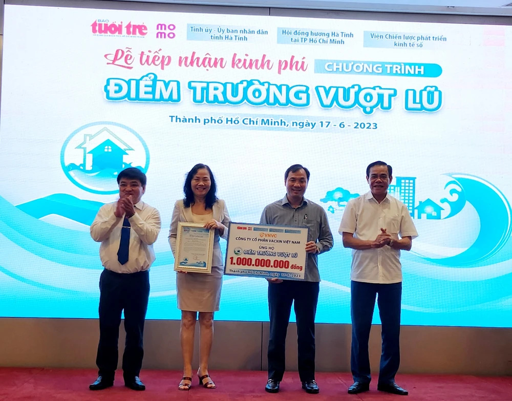 Tổng biên tập báo Tuổi Trẻ Lê Thế Chữ (bìa trái) cùng ông Hoàng Trung Dũng, Bí thư Tỉnh uỷ tỉnh Hà Tĩnh (thứ hai từ phải qua) tiếp nhận tài trợ từ các đơn vị. Ảnh: NGUYỄN QUYÊN Tổng biên tập báo Tuổi Trẻ Lê Thế Chữ (bìa trái) cùng ông Hoàng Trung Dũng, Bí thư Tỉnh uỷ tỉnh Hà Tĩnh (thứ hai từ phải qua) tiếp nhận tài trợ từ các đơn vị. Ảnh: NGUYỄN QUYÊN