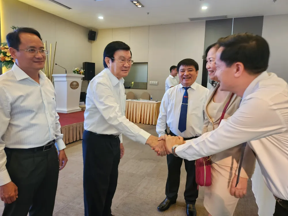 Nguyên Chủ tịch nước Trương Tấn Sang (thứ 2 từ trái qua) trò chuyện với các nhà tài trợ của chương trình "Điểm trường vượt lũ". Ảnh: NGUYỄN QUYÊN Nguyên Chủ tịch nước Trương Tấn Sang (thứ 2 từ trái qua) trò chuyện với các nhà tài trợ của chương trình "Điểm trường vượt lũ". Ảnh: NGUYỄN QUYÊN