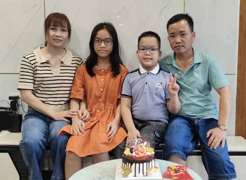 Vũ Ngọc Bích cùng ba mẹ và em trai. Ảnh: GĐCC