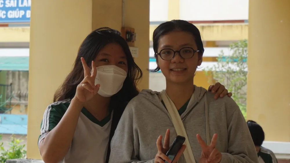 Từ Nguyễn Thanh Trang (bìa trái) cùng bạn của mình tại điểm thi Trường THPT An Lạc, quận Bình Tân. Ảnh: NGUYỄN QUYÊN Từ Nguyễn Thanh Trang (bìa trái) cùng bạn của mình tại điểm thi Trường THPT An Lạc, quận Bình Tân. Ảnh: NGUYỄN QUYÊN