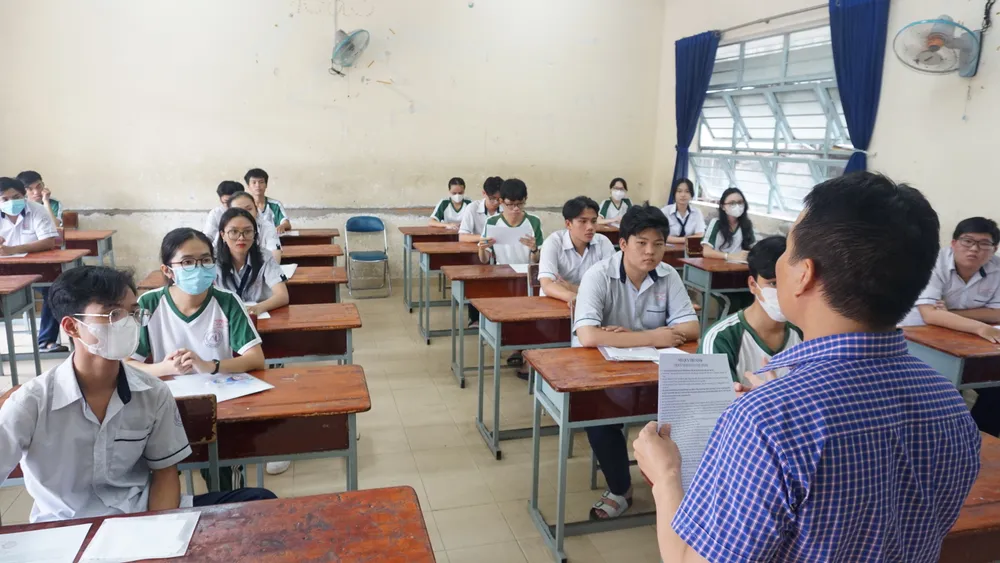 Thí sinh lắng nghe giám thị phổ biến quy chế thi. Ảnh: NGUYỄN QUYÊN Thí sinh lắng nghe giám thị phổ biến quy chế thi. Ảnh: NGUYỄN QUYÊN