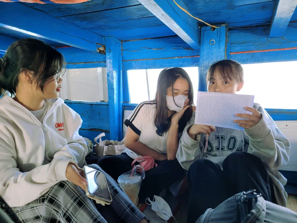 Học sinh xã đảo Thạnh An lên đò vào đất liền dự thi tốt nghiệp THPT. Ảnh: HP Học sinh xã đảo Thạnh An lên đò vào đất liền dự thi tốt nghiệp THPT. Ảnh: HP