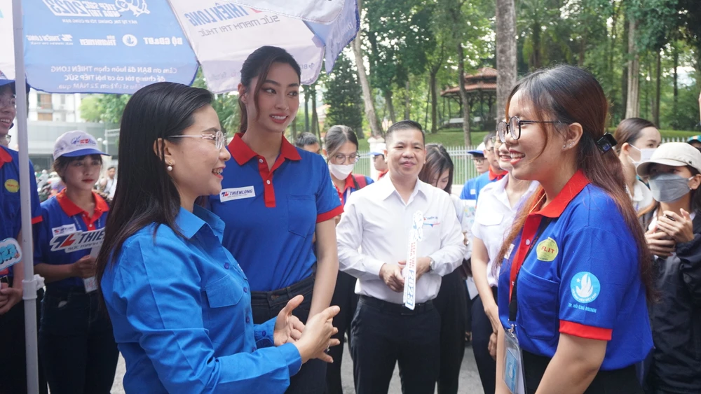 Bí thư Trung ương Đoàn, Chủ tịch Hội đồng Đội Trung ương Nguyễn Phạm Duy Trang trao đổi với Ngọc Trâm, Đội trưởng Đội tiếp sức mùa thi Đại học Ngoại ngữ - Tin học sáng 28-6.