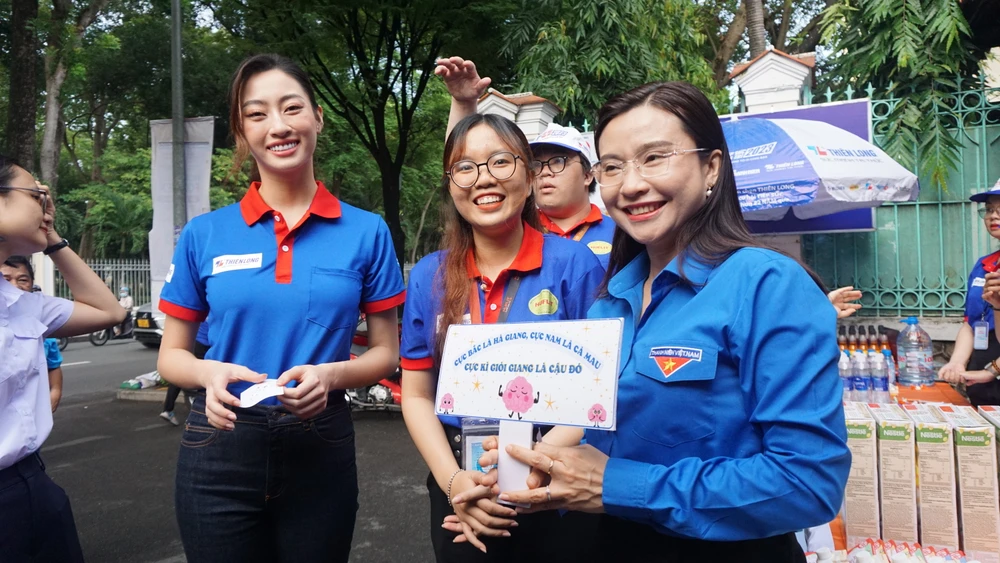 Bí thư Trung ương Đoàn, Chủ tịch Hội đồng Đội Trung ương Nguyễn Phạm Duy Trang bất ngờ trước sự sáng tạo của đội tiếp sức mùa thi.