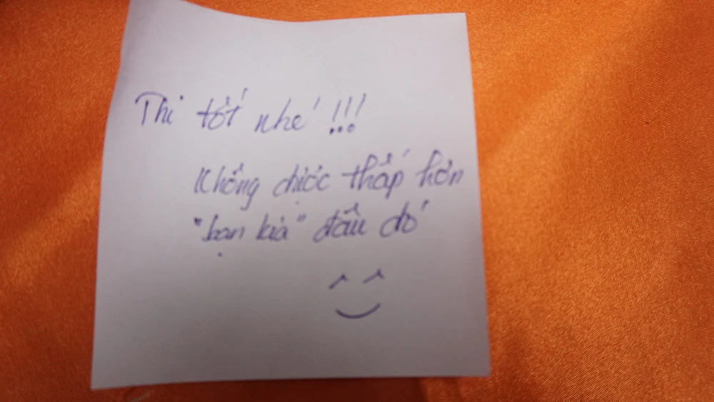 Những lời chúc được viết tay gửi tặng cho các sĩ tử