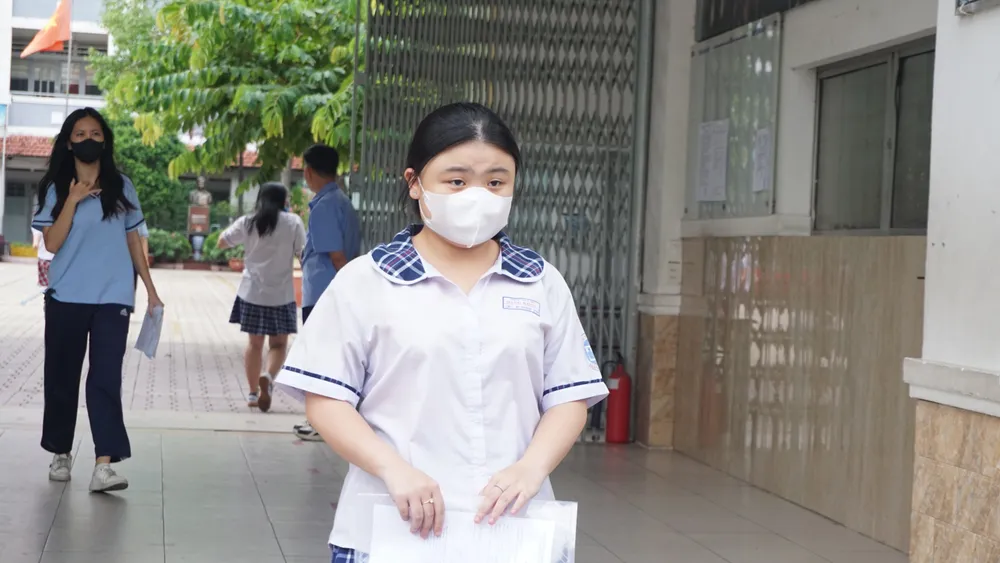 Thí sinh rời phòng thi sau khi kết thúc bài thi môn văn sáng nay. Ảnh: NGUYỄN QUYÊN