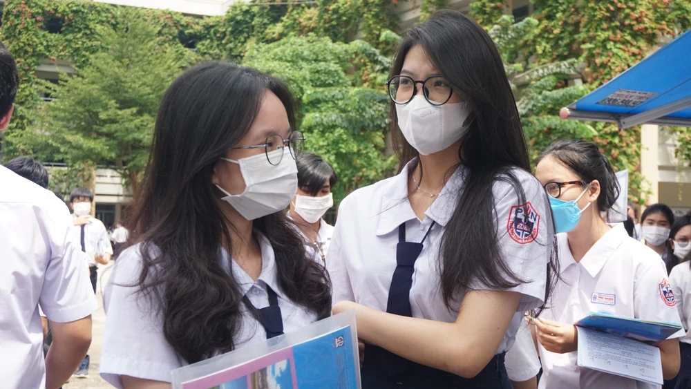 Thí sinh trao đổi bài sau giờ thi. Ảnh: NGUYỄN QUYÊN