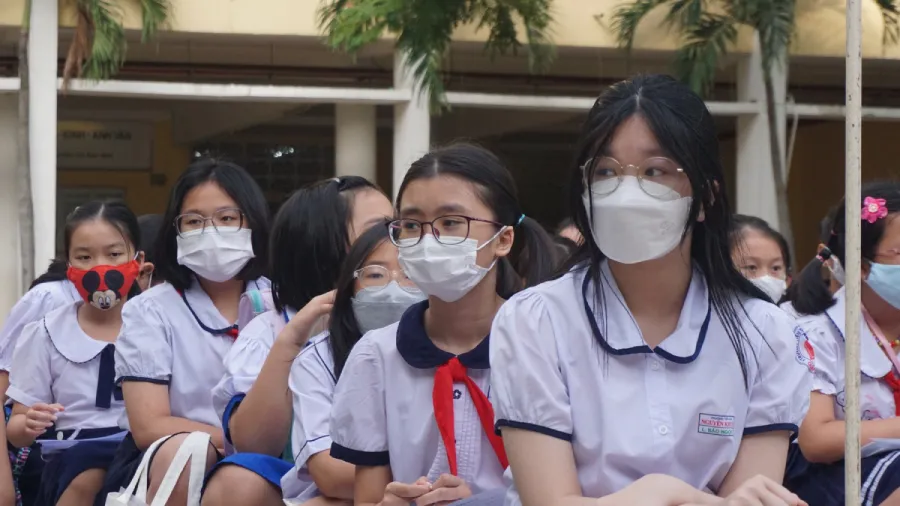 Trước giờ thi khảo sát, tâm trạng các sĩ tử khá hồi hộp dù trong thời gian qua theo chia sẻ của nhiều em đã ôn tập rất kỹ, có những em luyện từ lớp 3.