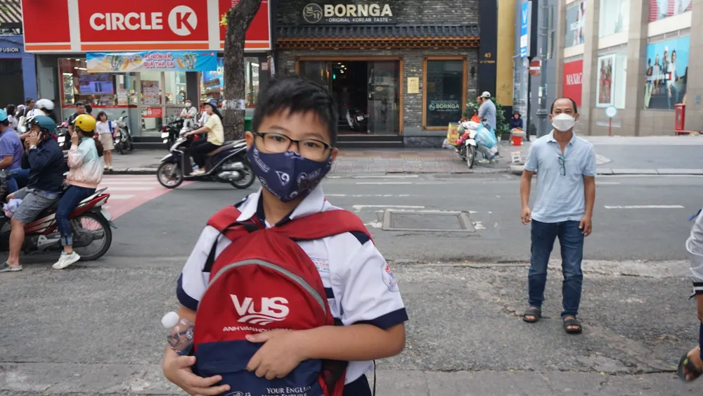 Dù con đã vào điểm thi nhưng phụ huynh vẫn không yên tâm rời bước.