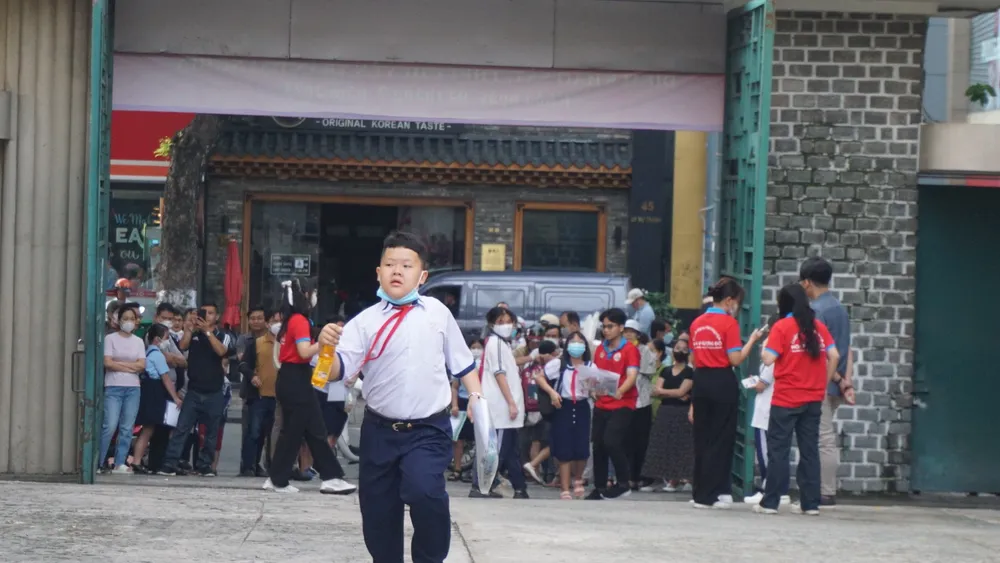 Tưởng đi trễ, sĩ tử &quot;chạy như bay&quot; vào điểm thi.