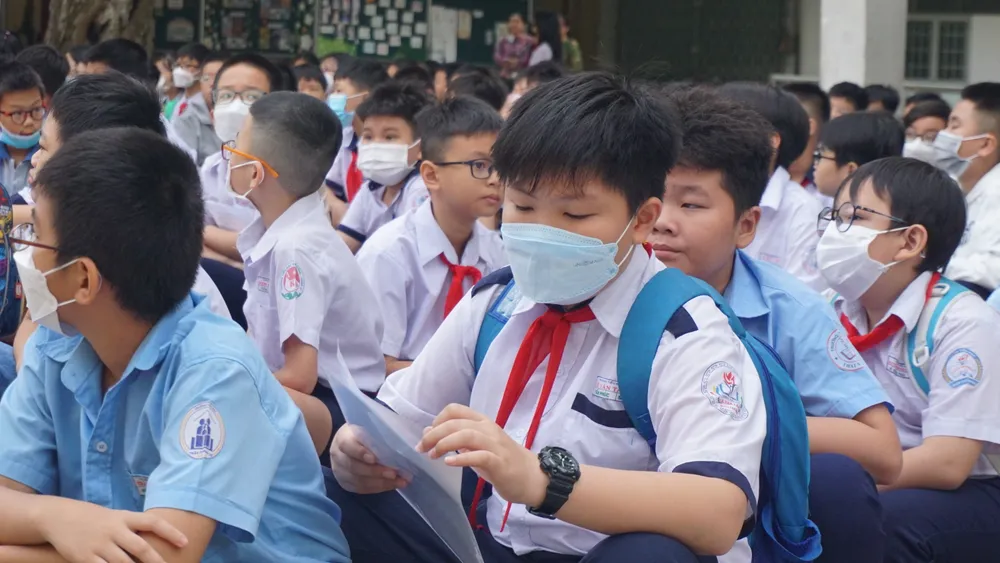 Sau khi vào điểm thi, dưới sự hướng dẫn của các giáo viên, thí sinh sẽ xếp hàng theo từng khu vực phòng thi. Tại điểm thi này có 720 thí sinh với 30 phòng thi.