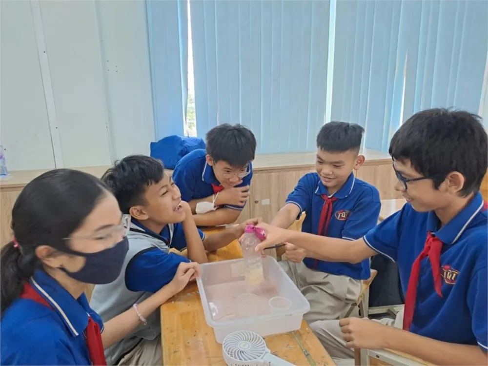 Trường THCS Trần Quốc Toản 1 thực hiện mô hình trường tiên tiến, hội nhập quốc tế. Trong ảnh học sinh Trường THCS Trần Quốc Toản 1 trong 1 giờ học. Ảnh: WEBSITE TRƯỜNG Trường THCS Trần Quốc Toản 1 thực hiện mô hình trường tiên tiến, hội nhập quốc tế. Trong ảnh học sinh Trường THCS Trần Quốc Toản 1 trong 1 giờ học. Ảnh: WEBSITE TRƯỜNG