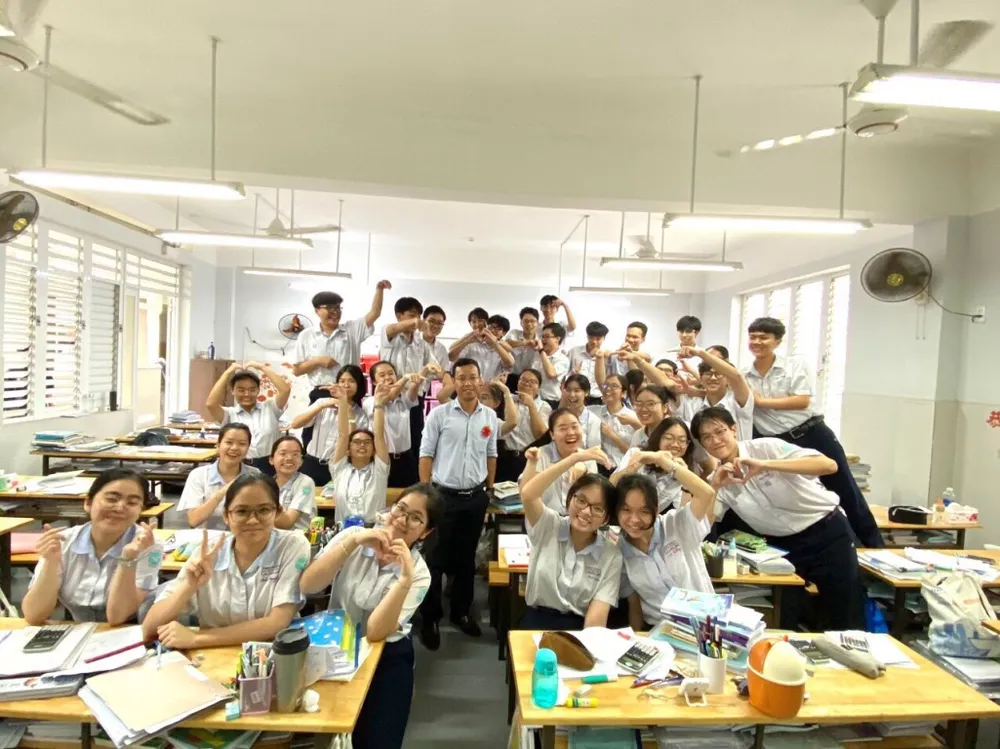 Duy Anh chụp hình cùng các bạn và thầy giáo quản nhiệm Đắc Thái Hoàng. Ảnh: NVCC