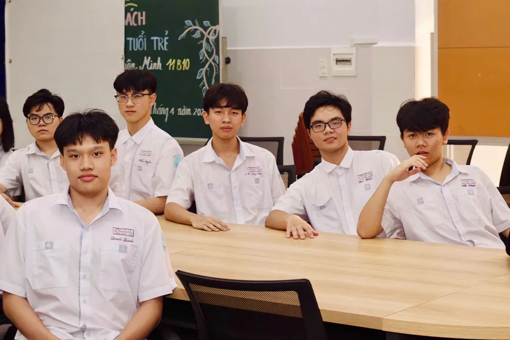 Duy Anh (thú 3 từ phải qua) chụp hình cùng bạn bè. Ảnh: NVCC