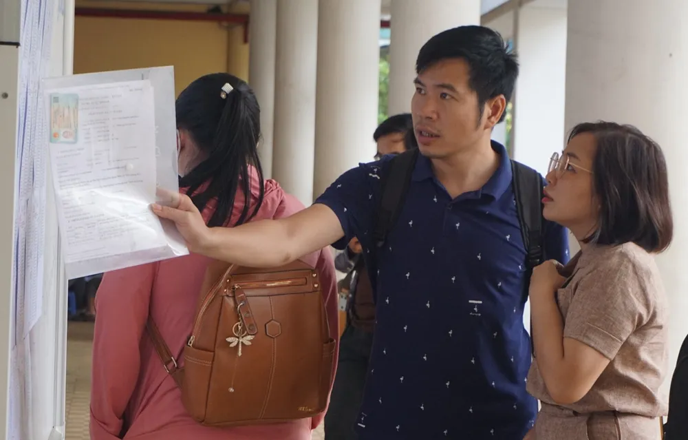 Thí sinh xem danh sách phòng thi. Ảnh: NGUYỄN QUYÊN Thí sinh xem danh sách phòng thi. Ảnh: NGUYỄN QUYÊN