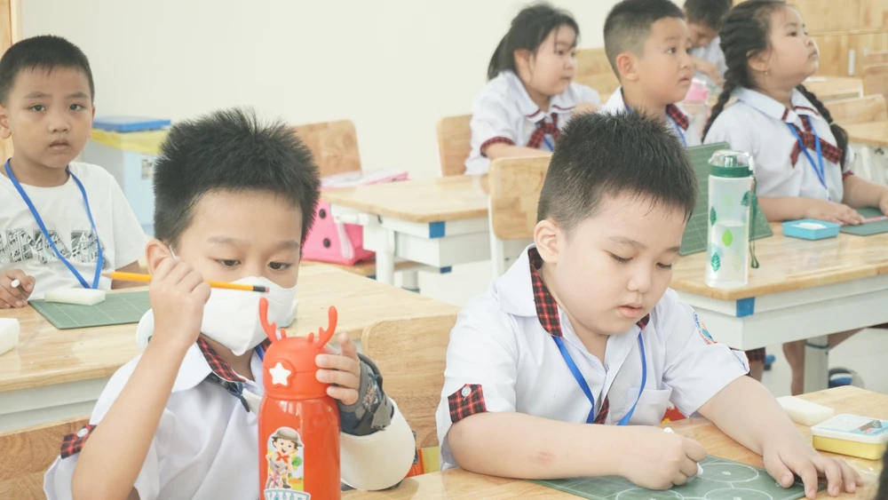 Học sinh lớp 1 Trường Tiểu học Lương Thế Vinh, quận Bình Tân trong lớp học. Ảnh: NGUYỄN QUYÊN