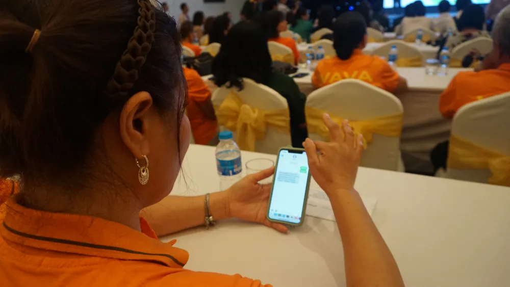 Nhắn tin ủng hộ nạn nhân chất độc da cam. Ảnh: NGUYỄN QUYÊN