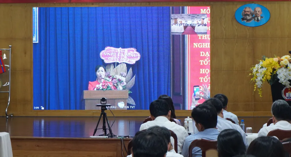 Cô Lương Thị Thuận Ánh, nhân viên thư viện tại tỉnh Cà Mau chia sẻ tại buổi gặp gỡ. Ảnh: NGUYỄN QUYÊN Cô Lương Thị Thuận Ánh, nhân viên thư viện tại tỉnh Cà Mau chia sẻ tại buổi gặp gỡ. Ảnh: NGUYỄN QUYÊN