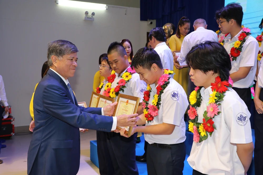 Ông Nguyễn Văn Hiếu, Giám đốc Sở GD&amp;ĐT TP.HCM tặng bằng khen cho các em học sinh đạt giải. Ảnh: SỞ GD&amp;ĐT
