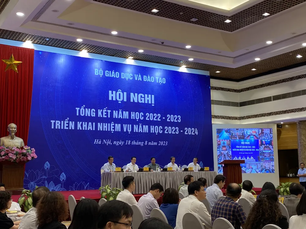 Hội nghị tổng kết năm học được Bộ GD&amp;ĐT tổ chức trực tiếp kết hợp với trực tuyến 63 tỉnh/thành. Ảnh: MINH TRÚC