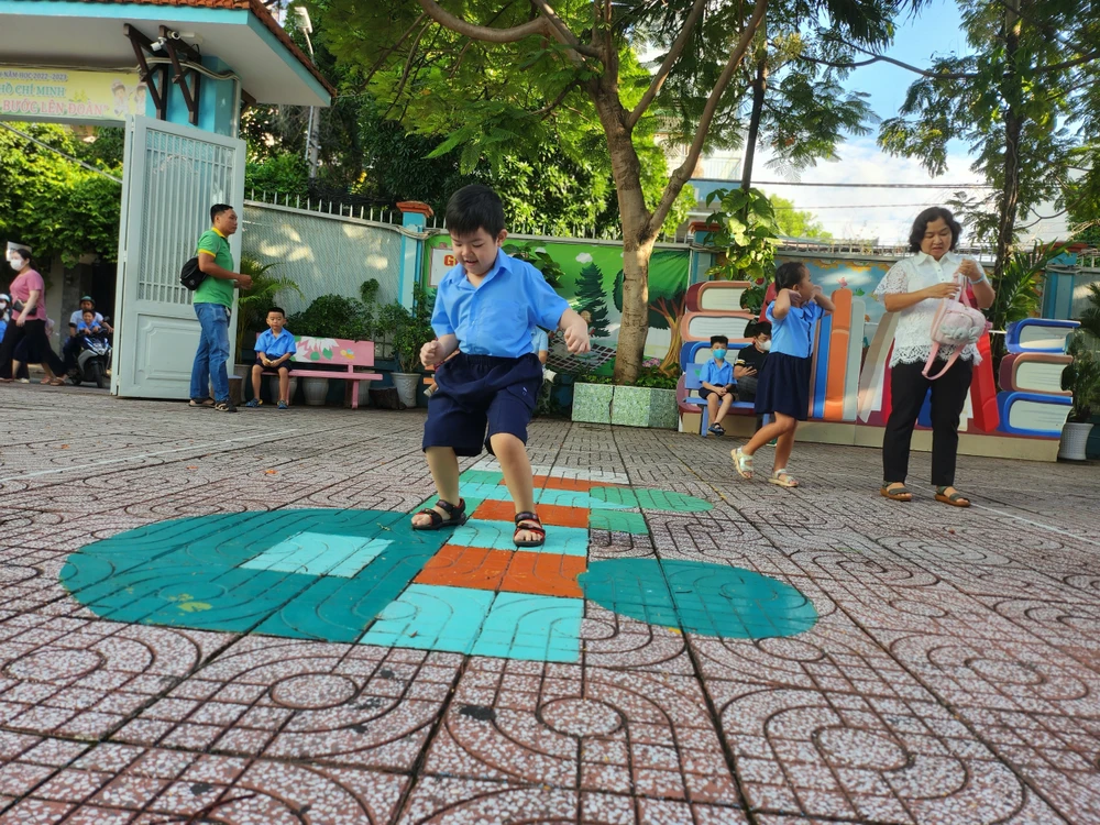 Em Nguyễn Đức Đại Phát thích thú với những trò chơi của trường. Ảnh: NGUYỄN QUYÊN