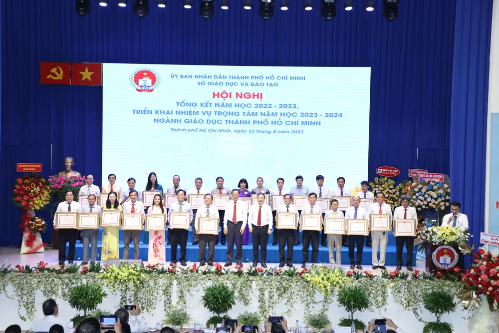 Thứ trưởng Bộ GD&amp;ĐT Phạm Ngọc Thưởng (thứ 8 từ trái qua) cùng Phó Chủ tịch UBND TP.HCM Dương Anh Đức khen thưởng các tập thể hoàn thành xuất sắc nhiệm vụ năm học. Ảnh: SỞ GD&amp;ĐT TP.HCM
