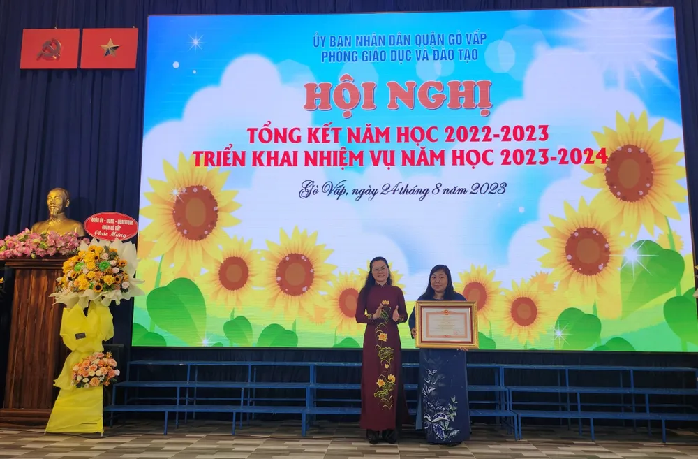 Phó Giám đốc Sở GD&amp;ĐT TP.HCM Lê Thụy Mỵ Châu trao tặng bằng khen của Thủ tướng Chính phủ cho Hiệu trưởng Trường Tiểu học Nguyễn Thượng Hiền. Ảnh: NGUYỄN QUYÊN