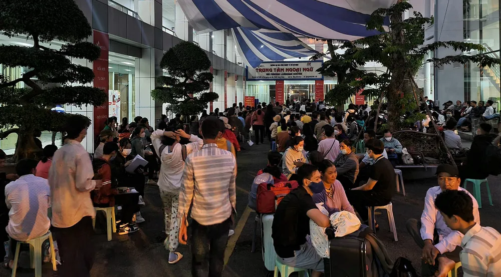 Phụ huynh và tân sinh viên Trường Đại học Công nghiệp TP.HCM chờ nhập học từ 3 giờ sáng. Ảnh: IUH