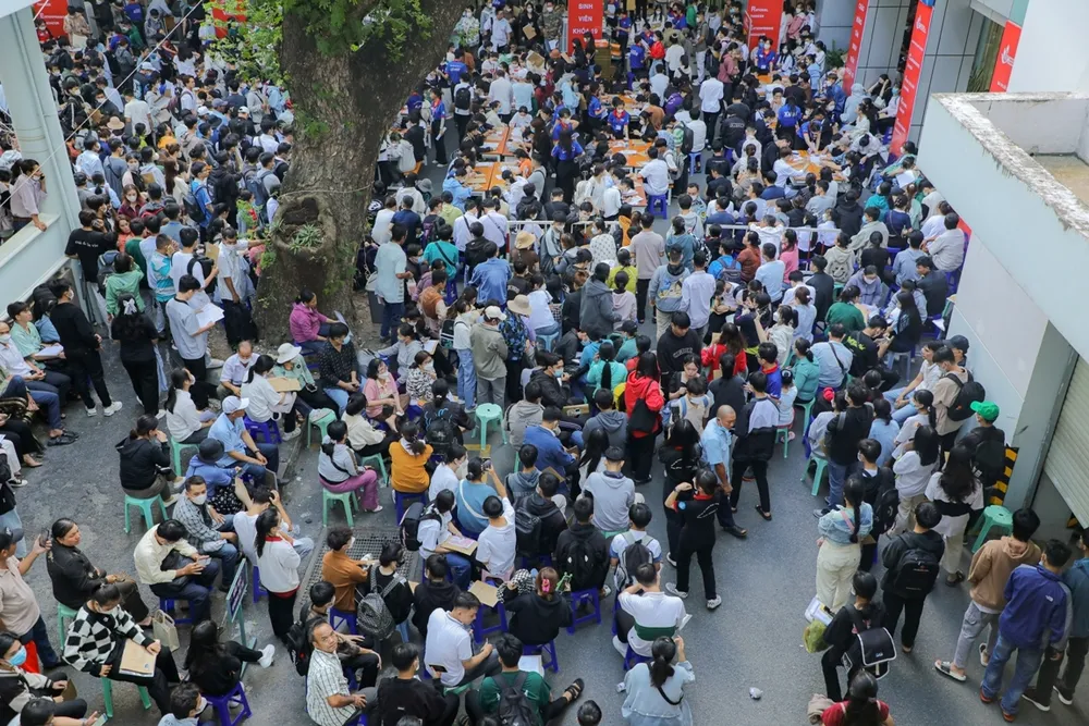 Tân sinh viên nhập học với đồ đạc lỉnh kỉnh. Ảnh: IUH